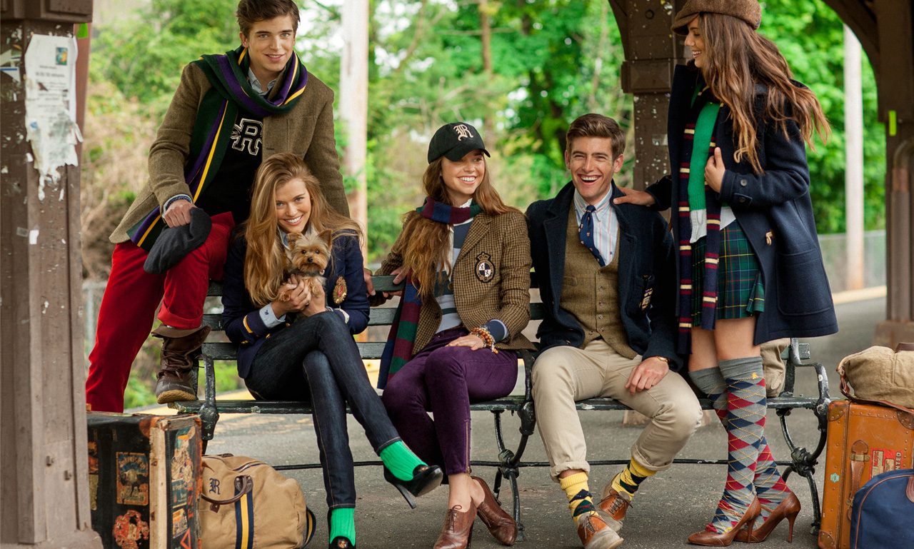 Jeunes gens vêtus dans le style preppy grâce à des vêtements de la marque Ralph Lauren