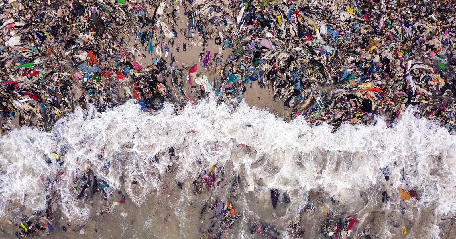 Plage couverte de vêtements jetés par l'industrie de la mode